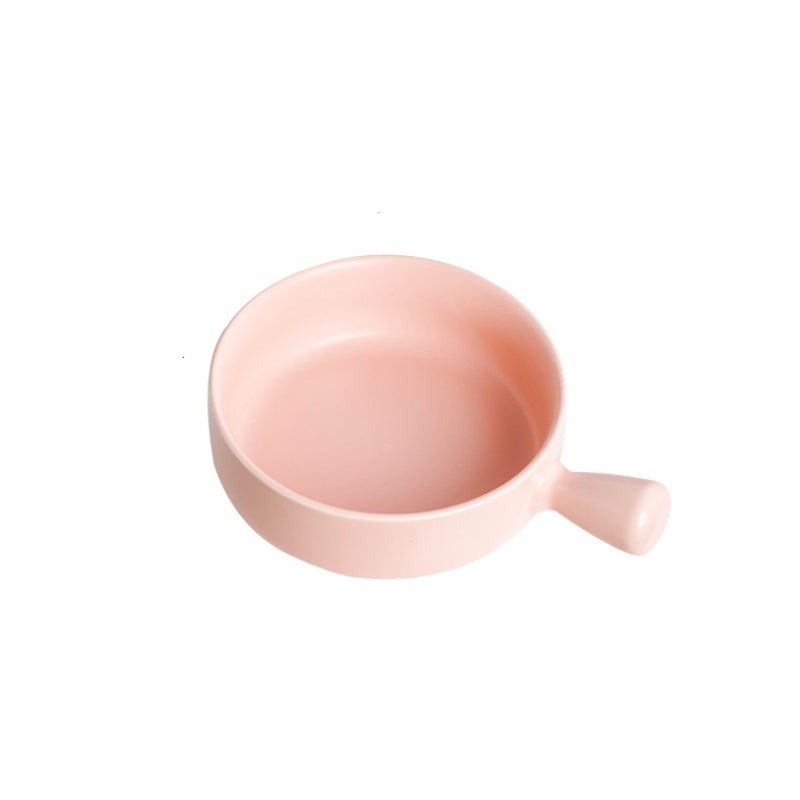 The bowls come in a variety of pretty colors, among them in pink. 