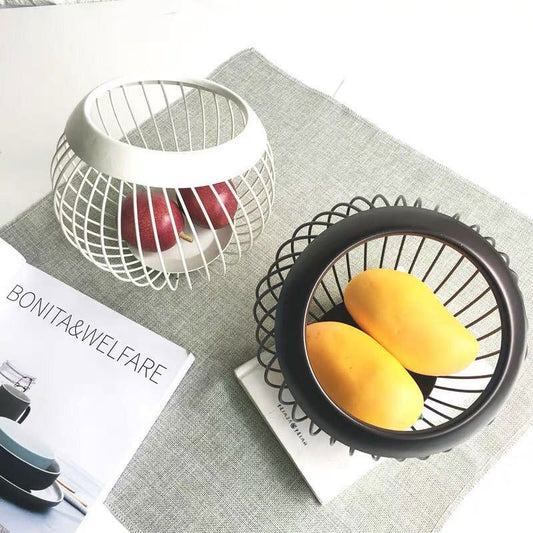 The metal bowl has a modern and minimalistic design. Available in black and in white