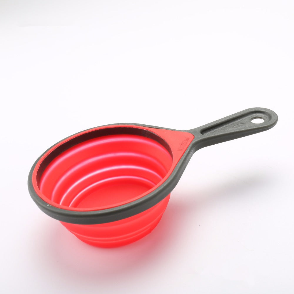 The foldable measuring cups are easy to use and to clean. Wash by hand or in the dishwasher